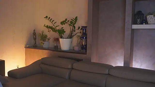 YvetteMilbrett online show from April 10, 2026, 6:29 am