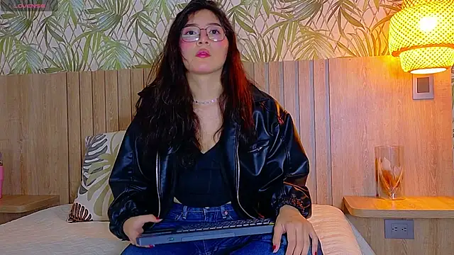 MiiaCullens online show from July 21, 2026, 1:57 pm