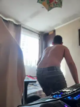 Cr1sXPorn online show from April 24, 2026, 8:11 pm