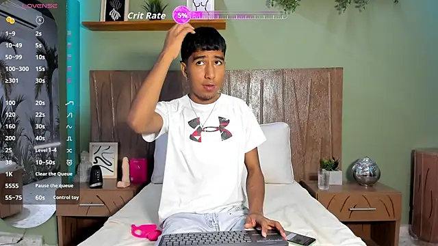 Snapshot of Ender_h0tt chatting on August 4, 2026, 8:55 pm Ender h0tt online show from August 4, 2026, 8:55 pm