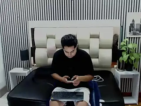Snapshot of Alex_Wolft chatting on May 4, 2026, 12:01 pm Alex Wolft online show from May 4, 2026, 12:01 pm