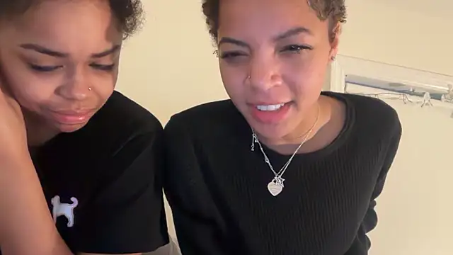 redbonequee online show from March 16, 2026, 3:56 am