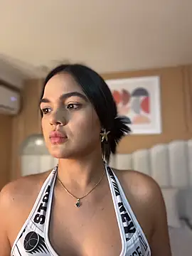 Bella-Ferrer online show from April 17, 2026, 6:33 pm