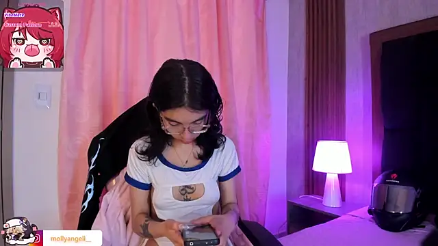 Molly A online show from April 9, 2026, 2:33 pm