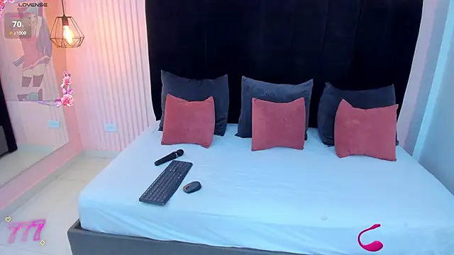 Snapshot of luna_veega chatting on July 12, 2026, 7:27 pm luna veega online show from July 12, 2026, 7:27 pm