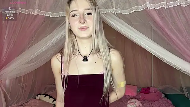 Snapshot of OnlyEva1 chatting on May 4, 2026, 8:10 am OnlyEva1 online show from May 4, 2026, 8:10 am