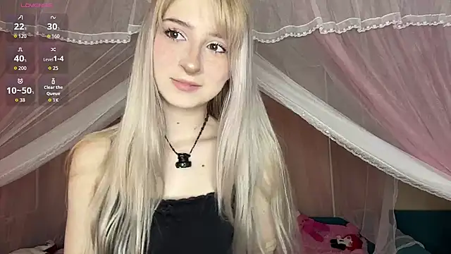 Snapshot of OnlyEva1 chatting on May 17, 2026, 8:01 am OnlyEva1 online show from May 17, 2026, 8:01 am