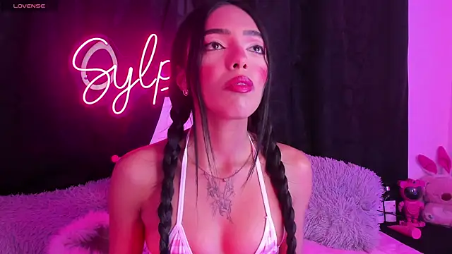 sylphiee  online show from April 17, 2026, 11:52 pm