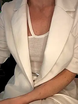 EvaliXiouss online show from April 16, 2026, 10:23 pm