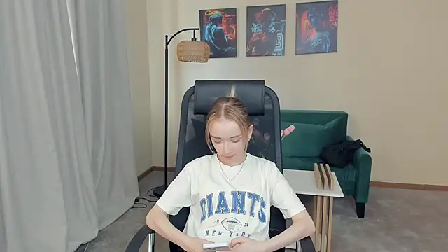 TiffanyJi online show from March 12, 2026, 11:16 am