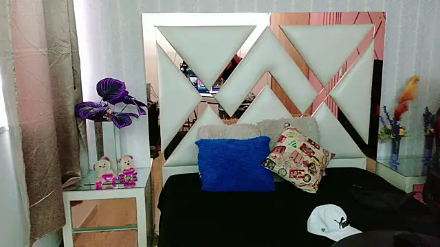 NikiEvanz online show from March 22, 2026, 3:04 pm
