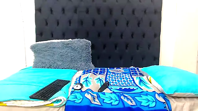 Dark Slim Thick online show from April 19, 2026, 7:05 pm