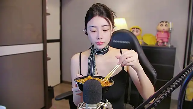 Snapshot of XiaoYuBao- chatting on July 12, 2026, 8:33 pm XiaoYuBao- online show from July 12, 2026, 8:33 pm