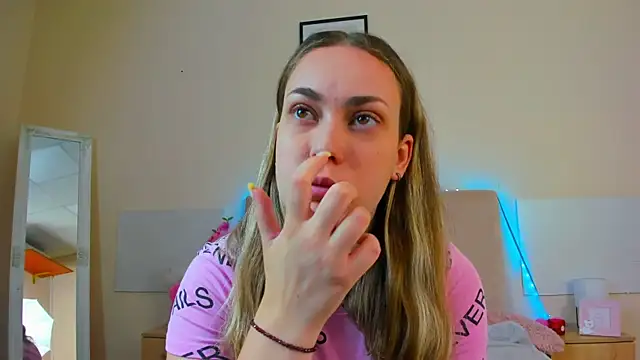 Snapshot of MelanieCuty chatting on July 9, 2026, 5:33 am MelanieCuty online show from July 9, 2026, 5:33 am