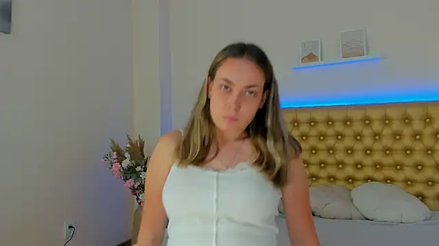 Snapshot of MelanieCuty chatting on July 16, 2026, 5:35 am MelanieCuty online show from July 16, 2026, 5:35 am