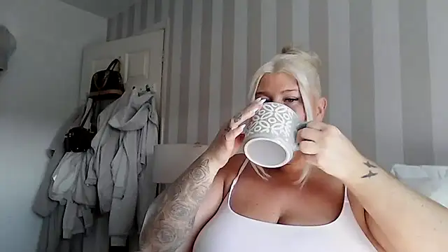 Lexi Laura online show from April 24, 2026, 8:17 am