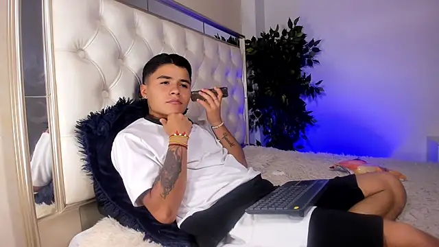 Snapshot of Liam_Dustin chatting on May 31, 2026, 8:32 pm Liam Dustin online show from May 31, 2026, 8:32 pm