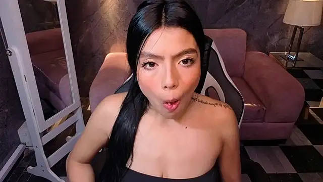 Snapshot of _Charlottee_b chatting on April 6, 2026, 7:59 pm Charlottee b online show from April 6, 2026, 7:59 pm