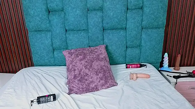 AnnieHiper online show from April 15, 2026, 7:58 pm