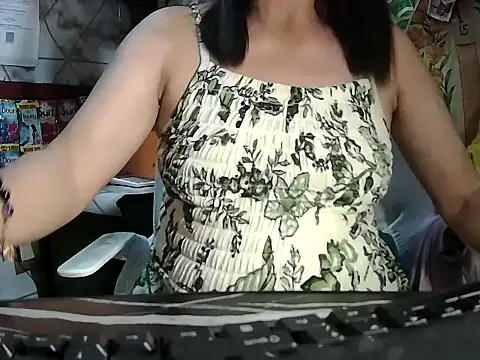 Snapshot of mommylicious_23 chatting on June 21, 2026, 1:24 pm mommylicious 23 online show from June 21, 2026, 1:24 pm