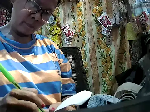 Snapshot of mommylicious_23 chatting on July 9, 2026, 10:52 am mommylicious 23 online show from July 9, 2026, 10:52 am
