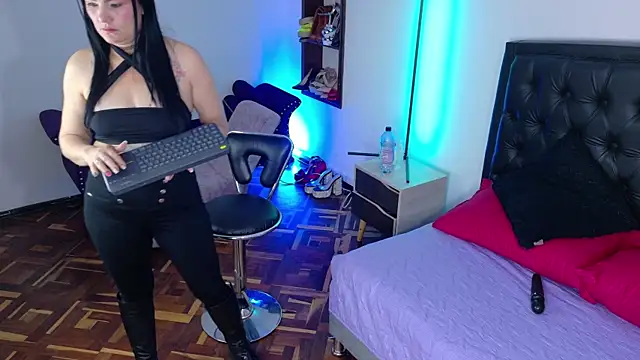 Snapshot of Scarlet_Hiit chatting on July 8, 2026, 4:17 am Scarlet Hiit online show from July 8, 2026, 4:17 am