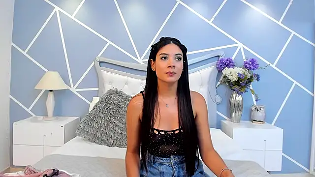 Snapshot of EmmaFosther chatting on July 15, 2026, 6:24 pm EmmaFosther online show from July 15, 2026, 6:24 pm
