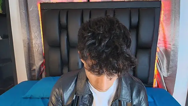 Snapshot of MaxiimoRomano_ chatting on June 19, 2026, 4:33 pm MaxiimoRomano online show from June 19, 2026, 4:33 pm