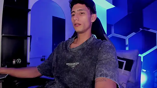 Snapshot of MaxiimoRomano_ chatting on August 5, 2026, 7:17 pm MaxiimoRomano online show from August 5, 2026, 7:17 pm
