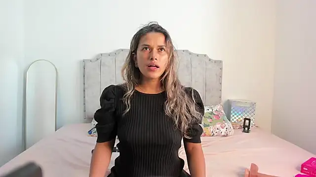 Snapshot of camila_borbon_ chatting on May 6, 2026, 2:33 pm camila borbon online show from May 6, 2026, 2:33 pm