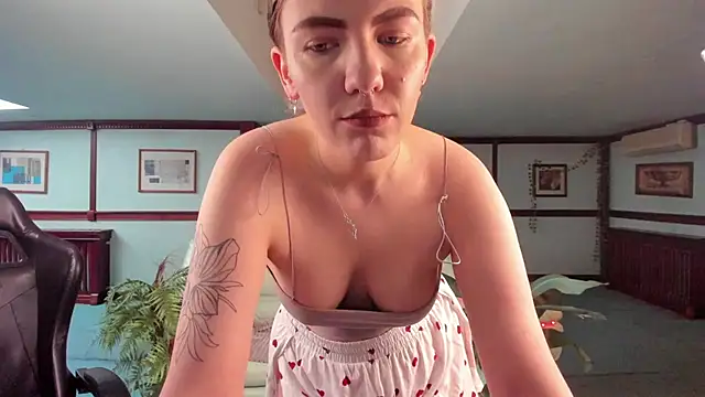 Snapshot of Kirarustle1 chatting on May 15, 2026, 1:45 am Kirarustle1 online show from May 15, 2026, 1:45 am