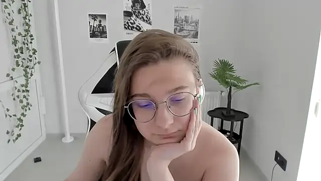 Snapshot of Mia_kristal chatting on June 24, 2026, 8:13 am Mia kristal online show from June 24, 2026, 8:13 am