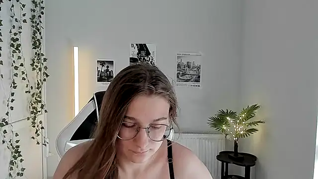 Snapshot of Mia_kristal chatting on July 4, 2026, 7:36 am Mia kristal online show from July 4, 2026, 7:36 am