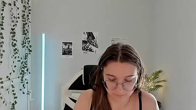 Snapshot of Mia_kristal chatting on July 7, 2026, 8:18 am Mia kristal online show from July 7, 2026, 8:18 am