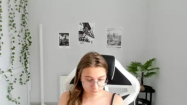 Snapshot of Mia_kristal chatting on July 25, 2026, 8:45 am Mia kristal online show from July 25, 2026, 8:45 am