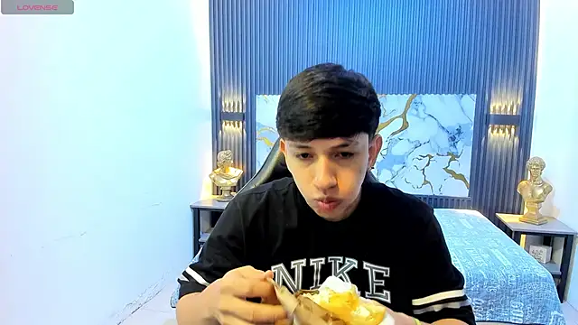 AdrianFranko online show from May 25, 2026, 1:39 pm