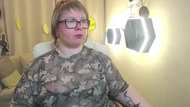 Snapshot of BonnnyBoobsy chatting on April 13, 2026, 5:57 am BonnnyBoobsy online show from April 13, 2026, 5:57 am