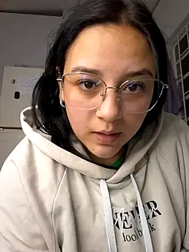 Snapshot of Lauqueen77 chatting on March 30, 2026, 10:00 pm Lauqueen77 online show from March 30, 2026, 10:00 pm