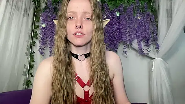 Snapshot of ElfGirlAna chatting on June 25, 2026, 2:43 pm ElfGirlAna online show from June 25, 2026, 2:43 pm