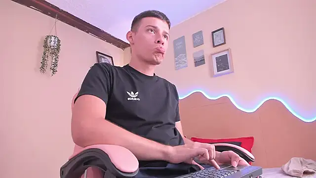 Snapshot of Adrian_Lux_ chatting on March 31, 2026, 8:31 pm Adrian Lux online show from March 31, 2026, 8:31 pm