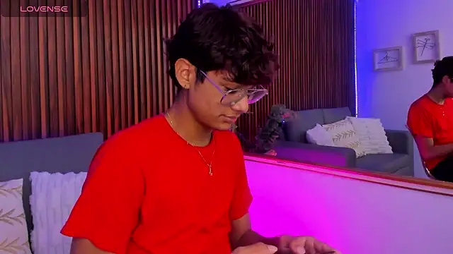 Snapshot of Oliver20__ chatting on May 3, 2026, 3:29 pm Oliver20 online show from May 3, 2026, 3:29 pm