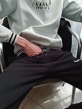 Snapshot of Skinboy06 chatting on April 2, 2026, 10:35 am Skinboy06 online show from April 2, 2026, 10:35 am