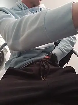 Snapshot of Skinboy06 chatting on April 6, 2026, 8:59 am Skinboy06 online show from April 6, 2026, 8:59 am