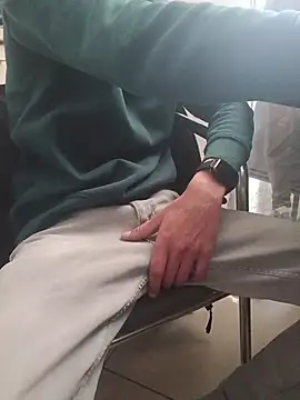 Snapshot of Skinboy06 chatting on April 10, 2026, 10:20 am Skinboy06 online show from April 10, 2026, 10:20 am