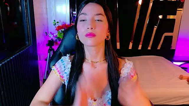 MiaLovelyn online show from April 23, 2026, 8:22 pm