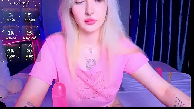 Snapshot of BlondieSummer chatting on June 25, 2026, 6:12 pm BlondieSummer online show from June 25, 2026, 6:12 pm