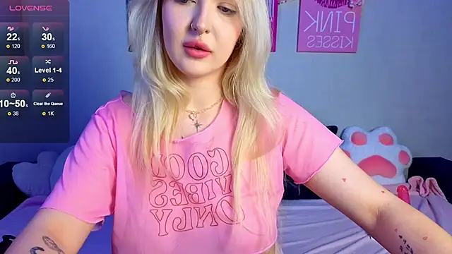 Snapshot of BlondieSummer chatting on June 26, 2026, 6:45 pm BlondieSummer online show from June 26, 2026, 6:45 pm