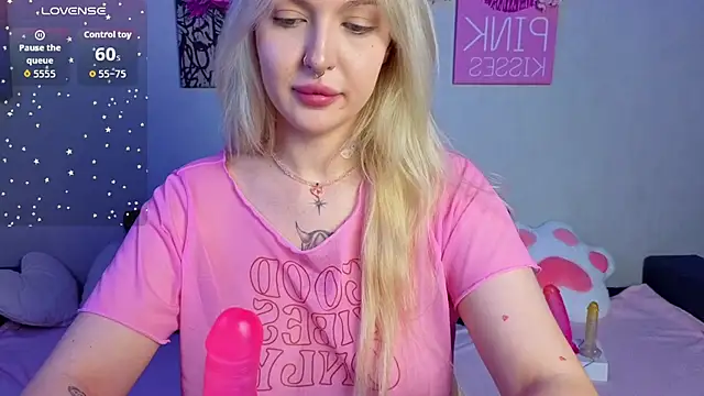 Snapshot of BlondieSummer chatting on July 1, 2026, 6:51 pm BlondieSummer online show from July 1, 2026, 6:51 pm