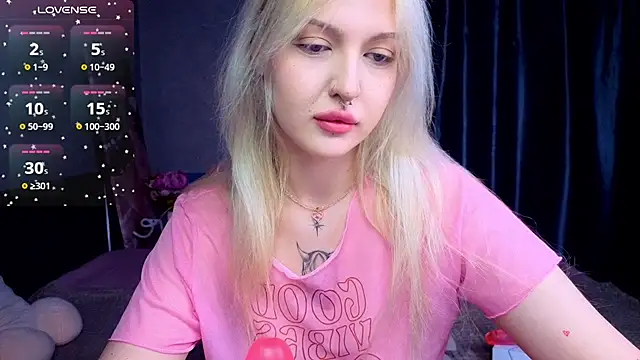 Snapshot of BlondieSummer chatting on July 13, 2026, 6:22 pm BlondieSummer online show from July 13, 2026, 6:22 pm