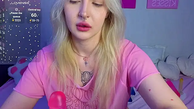 Snapshot of BlondieSummer chatting on July 14, 2026, 6:02 pm BlondieSummer online show from July 14, 2026, 6:02 pm